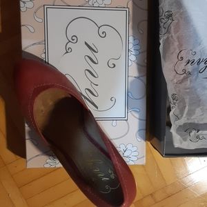 Comfortable gorgeous wedges! 3.5 inches